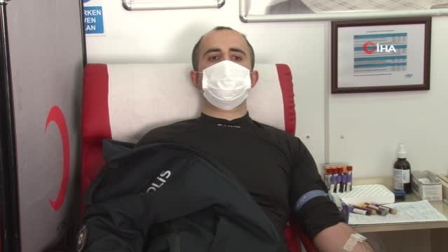 Üsküdar'da polis ekiplerinden Kızılay'a kan bağışı